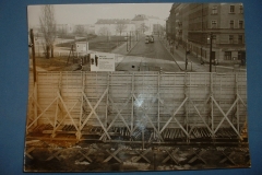 Berlino Est - Vista da sopra il muro sulla BERNAUER STRASSE