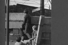 Berlino  - Bambino guarda oltre il muro