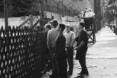 Berlino Bernauer Strasse - Ragazzi guardano oltre il muro