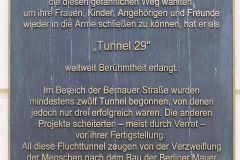 Targa-commemorativa in Schonholzer Strasse 7-Mitte Tunnel 29