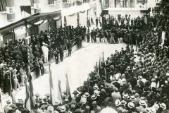 Manifestazione del 6 luglio 1924 durante affissione lapide ai morti in guerra della societa Puglia affissa sul palazzo sociale