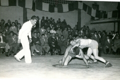 Vito Paparella arbitra una gara di lotta greco-romana