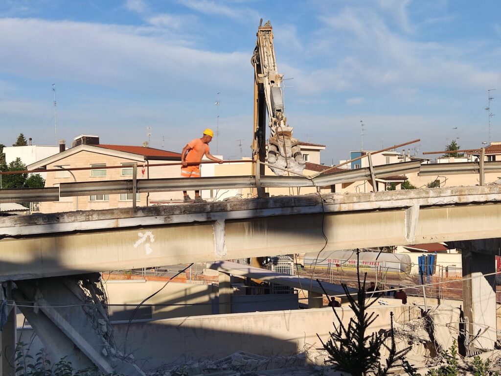 Modugno abbattimento cavalcavia via bitonto
